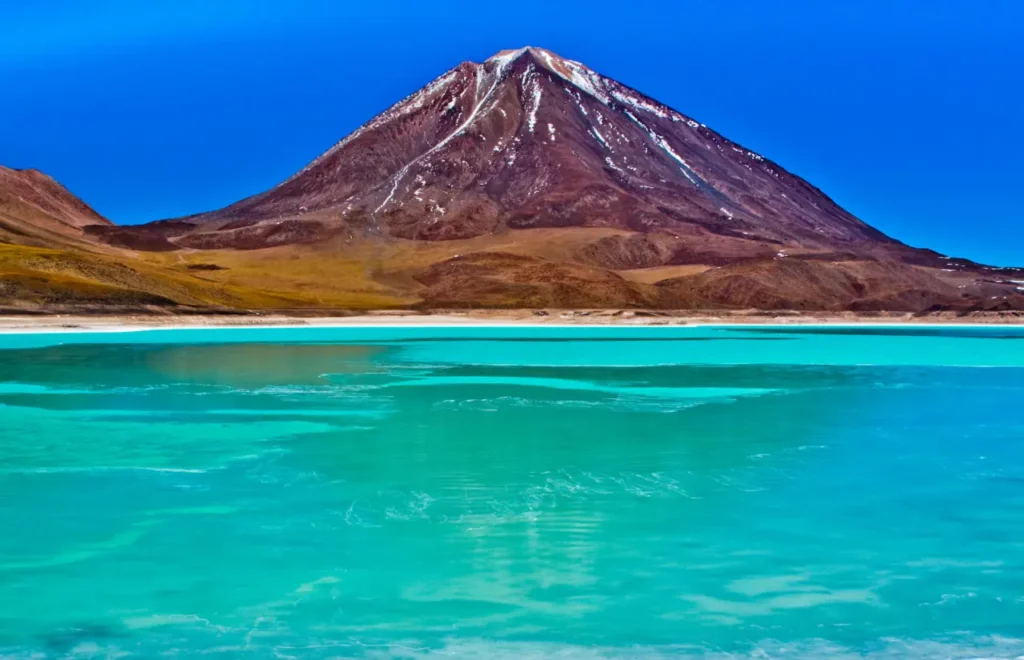 The Top Most Beautiful Lakes In The World 10