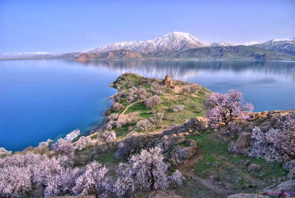 The Top Most Beautiful Lakes In The World 28